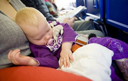 מישהו שינה את הנוהל. תינוק בטיסה (אילוסטרציה) (צילום: shutterstock) (צילום: shutterstock)