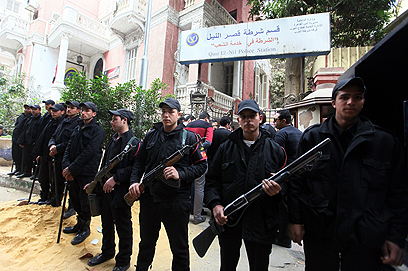 שוטרים בקהיר. נמאס להם מה"פוליטיזציה" (צילום: EPA) (צילום: EPA)