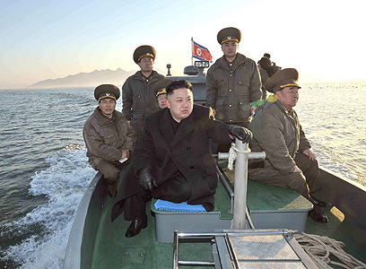 קים ג'ונג און עם חיילים. שמירה על המשטר והרתעה (צילום: AP) (צילום: AP)