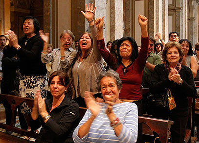 המונים נהרו לכנסיות ברחבי ארגנטינה כדי לחגוג את הבחירה בבן ארצם (צילום: רויטרס) (צילום: רויטרס)