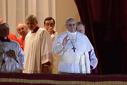 האפיפיור פרנסיסקוס על המרפסת בקפלה הסיסטינית (צילום: AFP) (צילום: AFP)