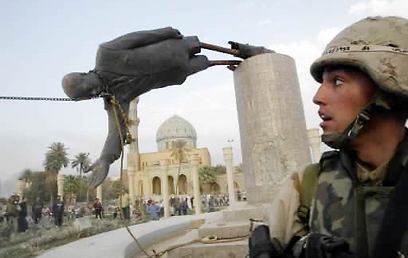 הפלת פסלו של סדאם חוסיין (צילום: רויטרס) (צילום: רויטרס)