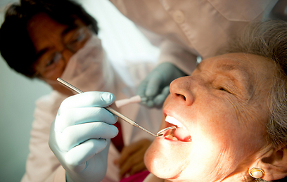 ביקורים סדירים אצל רופא השיניים יעזרו לשמור על שיניים בריאות (צילום: shutterstock) (צילום: shutterstock)