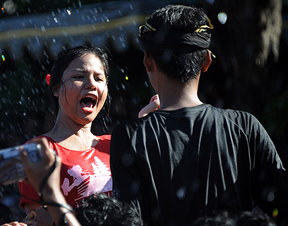 בן לוקח בת, בת לוקחת בת - גם באינדונזיה (צילום: AFP) (צילום: AFP)