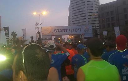 מזנקים לקראת 06:00. מרתון תל אביב הבוקר (צילום: חגי לפלר) (צילום: חגי לפלר)