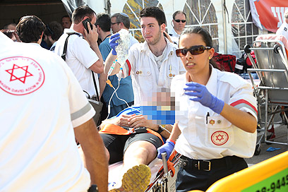 צוותי מד"א מטפלים בפצועי המרתון (צילום: אורן אהרוני) (צילום: אורן אהרוני)