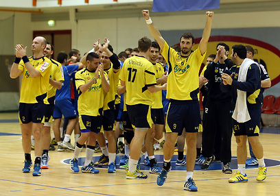 שחקני מכבי ת"א חוגגים את הניצחון בדרבי (צילום: עוז מועלם) (צילום: עוז מועלם)