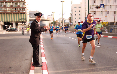 היום האחרון בתל אביב. יש אנשים שלא מוותרים על הופעה גם בחום (צילום: אורי טאוב) (צילום: אורי טאוב)