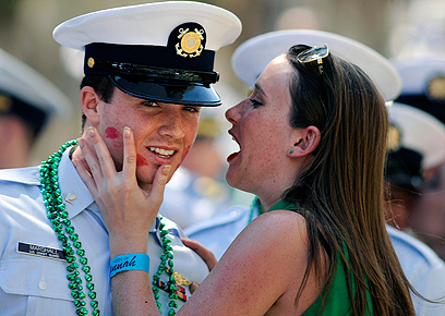 נשיקה ירוקה לאיש משמר החופים האמריקני בעיר סוואנה, ג'ורג'יה (צילום: AP) (צילום: AP)