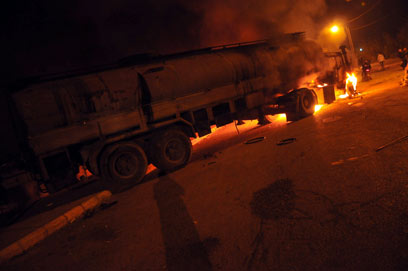 הבערת מכליות דלק בטריפולי כדי למנוע את שליחתן לסוריה (צילום: AFP) (צילום: AFP)
