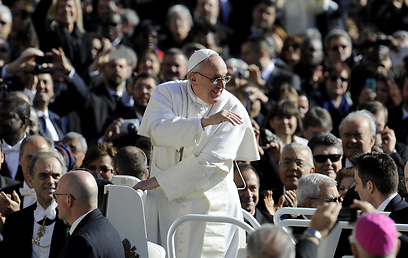 סייר ברכבו במשך יותר מחצי שעה ונופף להמונים. האפיפיור פרנסיסקוס (צילום: EPA) (צילום: EPA)