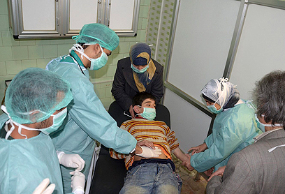 טיפול אחרי שימוש בחומר החשוד בנשק כימי בסוריה (צילום: רויטרס) (צילום: רויטרס)