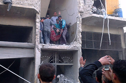 פצועים בהפצצה אווירית בחלב שלשום (צילום: AP) (צילום: AP)