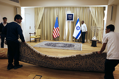 ובבית הנשיא מכינים את השטיחים (צילום: AFP) (צילום: AFP)