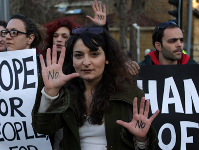 הפגנות בקפריסין נגד תוכנית החילוץ (צילום: AFP ) (צילום: AFP )