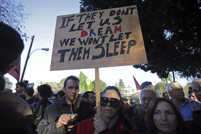 "אם הם לא נותנים לנו לחלום, לא ניתן להם לישון" (צילום: AFP ) (צילום: AFP )