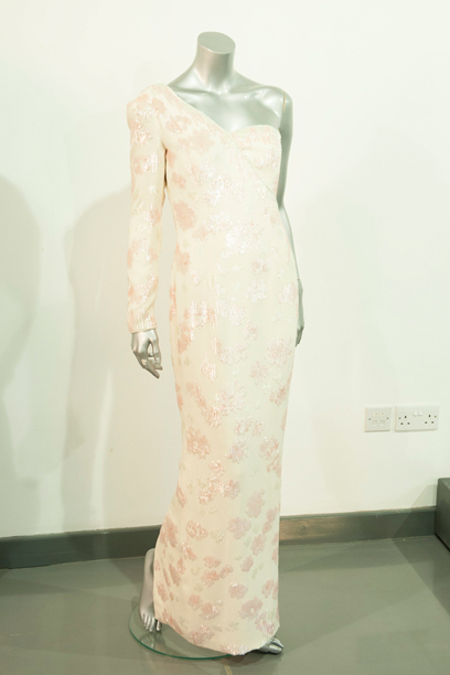 שמלה של המעצבת קתרין ווקר שנלבשה בביקור בברזיל ב-1991 (צילום: Gettyimages) (צילום: Gettyimages)
