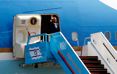 הוא הגיע. אובמה יוצא מהמטוס הנשיאותי (צילום: רויטרס) (צילום: רויטרס)
