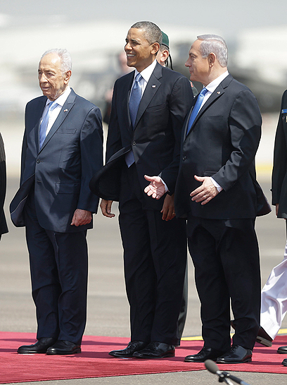 נתניהו, אובמה ופרס לאחר הירידה מהמטוס (צילום: AP) (צילום: AP)