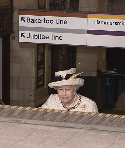 ביקרה בתחנת רחוב בייקר ההיסטורית. המלכה אליזבת (צילום: Gettyimages) (צילום: Gettyimages)