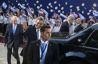 אובמה נפרד ממקבלי הפנים בבית הנשיא (צילום: AFP) (צילום: AFP)