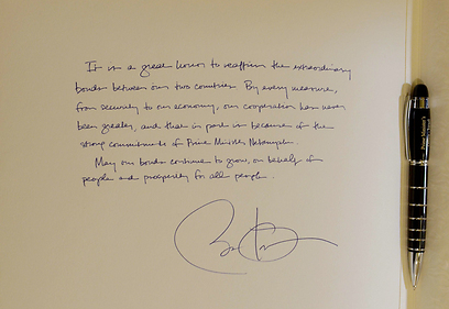 Obama signs Prime Minister's guest book (Photo: Avi Ohayon, GPO)