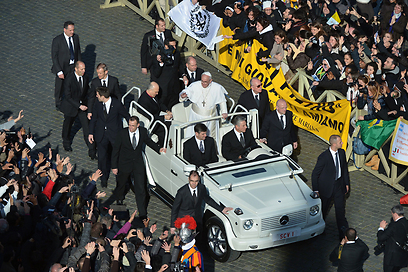 האפיפיור החדש מעדיף את קרבת ההמונים למרות החששות הביטחוניות (צילום: AFP) (צילום: AFP)