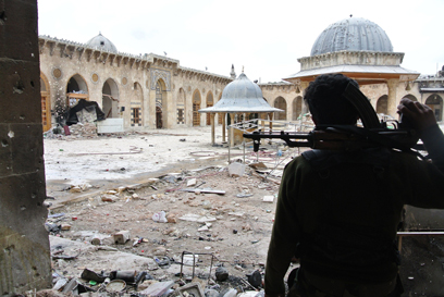 מתנגדיו של אסד נשענים על העברות נשק דרך טורקיה. מורד סורי בחלב (צילום: MCT) (צילום: MCT)