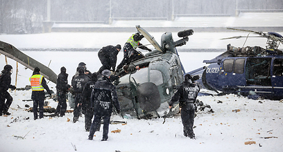 שלג כבד ירד במהלך התרגיל. זירת התרסקות המסוקים המשטרתיים (צילום: AFP) (צילום: AFP)