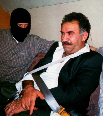 אוצ'לאן מוטס לטורקיה לאחר מעצרו ב-1999 (צילום: AP) (צילום: AP)