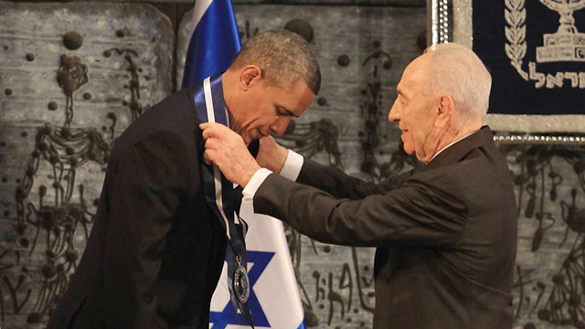 Peres bestowing on Obama the Medal of Distinction (Photo: Gil Yohanan)