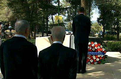 מרכין ראש מול קבר רבין. "נותן השראה"