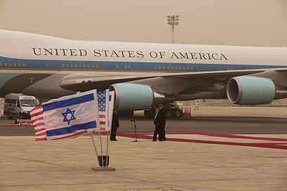 אייר פורס 1. ממתין להמריא מנתב"ג (צילום: אוהד צויגנברג)