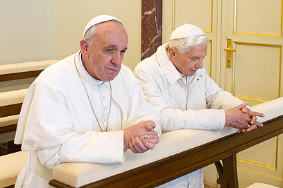 האפיפיורים בתפילה משותפת (צילום: AFP PHOTO / OSSERVATORE ROMANO) (צילום: AFP PHOTO / OSSERVATORE ROMANO)