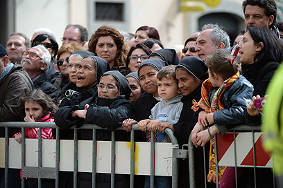 קהל המאמינים מחוץ למתחם (צילום: AFP) (צילום: AFP)