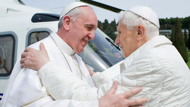 האפיפיורים בנדיקטוס ה-16 ופרנסיסקוס ה-1 בתמונה אחת (צילום: AFP PHOTO / OSSERVATORE ROMANO) (צילום: AFP PHOTO / OSSERVATORE ROMANO)