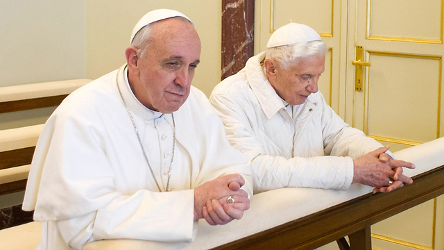 שערורייה עוד מימי האפיפיור הקודם. פרנסיסקוס (משמאל) לצד בנדיקטוס ה-16 (צילום: AFP PHOTO / OSSERVATORE ROMANO) (צילום: AFP PHOTO / OSSERVATORE ROMANO)