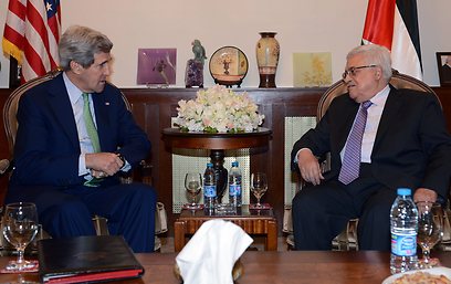 Kerry with Abbas (Photo: EPA)
