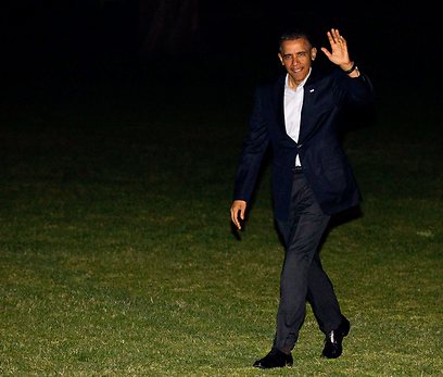 אובמה על מדשאת הבית הלבן הלילה בשובו מהמזרח התיכון (צילום: AFP) (צילום: AFP)