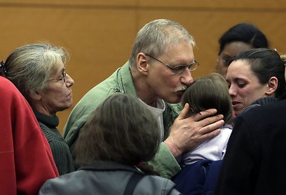 דיוויד רנטה ומשפחתו מתאחדים לאחר הזיכוי (צילום: AP) (צילום: AP)