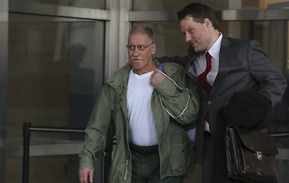 רנטה יוצא מבית המשפט עם עורך דינו (צילום: AP) (צילום: AP)