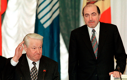 עשה את הונו הגדול לאחר נפילת בריה"מ. ברזובסקי ופטרונו בוריס ילצין ב-1998 (צילום: AP) (צילום: AP)