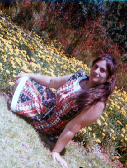 ליביה קלברינו בצעירותה. לפני שגזרה את הצמה שנמצאה 40 שנה מאוחר יותר ()