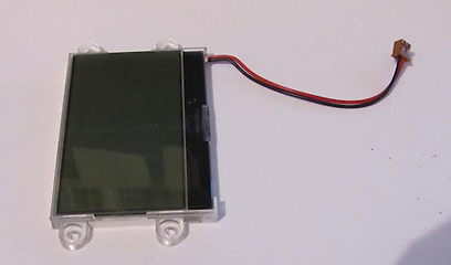 מסך ה-LCD מהמדפסת, עם החוטים עבור התאורה האחורית  (צילום: עידו גנדל ) (צילום: עידו גנדל )