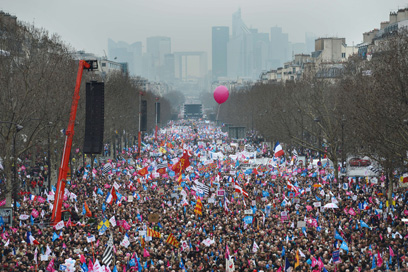 הפגנת הענק בפריז נגד נישואים גאים (צילום: AFP) (צילום: AFP)