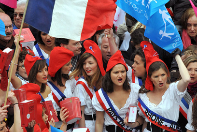מפגינות מחופשות ל"מריאן", דמות החירות ברפובליקה הצרפתית (צילום: AFP) (צילום: AFP)