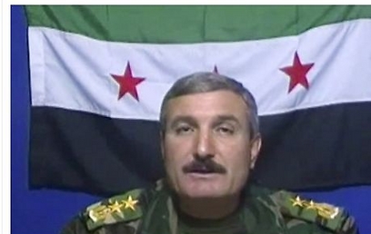 מתוסכל מהנהגת ה"חוץ". מפקד "צבא סוריה החופשי" ריאד אל-אסעד (צילום מסך מתוך "אל-ערבייה") (צילום מסך מתוך 