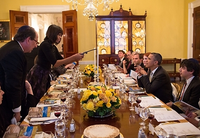 בחדר האוכל יש מקום ל-16 סועדים. סדר פסח בבית הלבן (צילום: פיט סוזה, הבית הלבן) (צילום: פיט סוזה, הבית הלבן)
