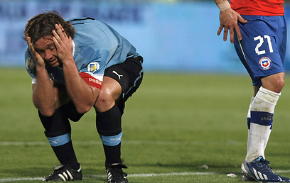 דייגו לוגאנו תופס את הראש. אורוגוואי בצרות (צילום: AP) (צילום: AP)