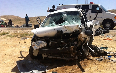 מכונית מרוסקת בעקבות התאונה בדרום בצהריים (צילום: פבל קרנין) (צילום: פבל קרנין)